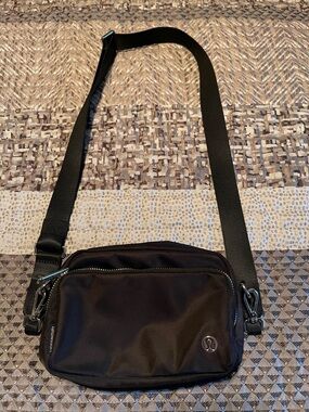 Lululemon Everywhere Crossbody Bag 2L
Metal Hardware